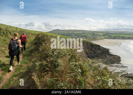 Reise und Tourismus in Großbritannien: Menschen zu Fuß entlang der Küste Penbrokeshire Pfad in der Nähe von Newport (Trefdraeth) Pembrokeshire, West Wales, August 2019 Stockfoto