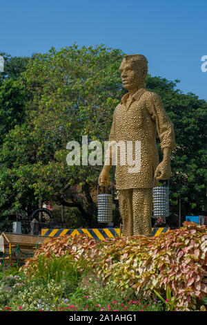 08 Jun 2017 Dabbawalas Eine Kunst in Form einer Statue Tribute zahlen zu den Dabbawalas (Tiffin Träger) von Mumbai, Maharashtra Indien Stockfoto