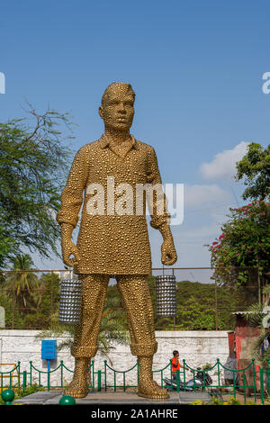 08 Jun 2017 Dabbawalas Eine Kunst in Form einer Statue Tribute zahlen zu den Dabbawalas (Tiffin Träger) von Mumbai, Maharashtra Indien Stockfoto