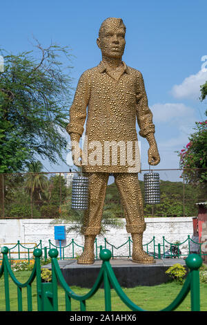 08 Jun 2017 Dabbawalas Eine Kunst in Form einer Statue Tribute zahlen zu den Dabbawalas (Tiffin Träger) von Mumbai, Maharashtra Indien Stockfoto