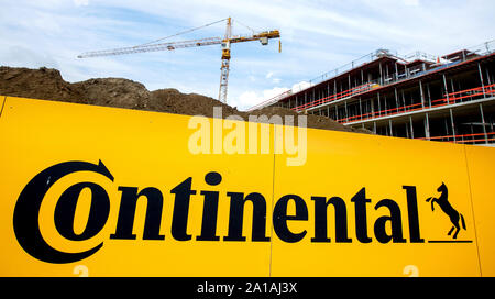Hannover, Deutschland. 25 Sep, 2019. Ein Baukran steht auf der Baustelle der neuen Konzernzentrale hinter einem Continental Logo auf eine Abgrenzung der Baustelle gedruckt. Der Automobilzulieferer und Reifenhersteller Continental will der aufkommenden Krise in der Branche mit einem weit reichenden Programm zu begegnen. Credit: Hauke-Christian Dittrich/dpa/Alamy leben Nachrichten Stockfoto