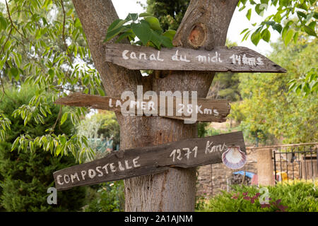 Wegweiser auf dem Camino de Santiago de Compostella Route im Languedoc, Frankreich Stockfoto