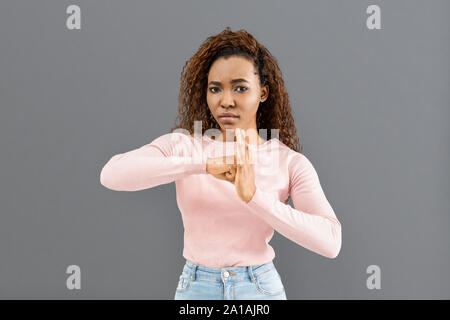 Schwere jungen gemischten Rasse Frau, lock Zeichen Stockfoto