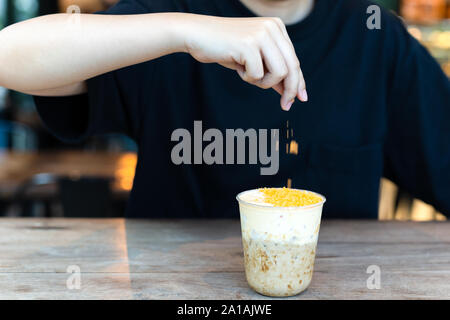 Barista, gekühlte Milch Tee mit salzigen Ei an Cafe. Stockfoto