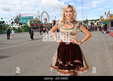 München, Deutschland. 25 Sep, 2019. 2019 Oktoberfest, die Moderatorin Verena Kerth Posen auf der Wiesn. Das größte Volksfest der Welt dauert bis zum 6. Oktober. Credit: Felix Hörhager/dpa/Alamy leben Nachrichten Stockfoto