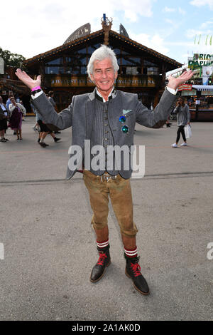 München, Deutschland. 25 Sep, 2019. 2019 Oktoberfest, der Moderator Frederic Meisner stellt auf der Wiesn. Das größte Volksfest der Welt dauert bis zum 6. Oktober. Credit: Felix Hörhager/dpa/Alamy leben Nachrichten Stockfoto