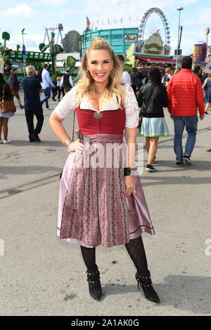 München, Deutschland. 25 Sep, 2019. 2019 Oktoberfest, das Modell Alessandra Geissel Posen auf der Wiesn. Das größte Volksfest der Welt dauert bis zum 6. Oktober. Credit: Felix Hörhager/dpa/Alamy leben Nachrichten Stockfoto