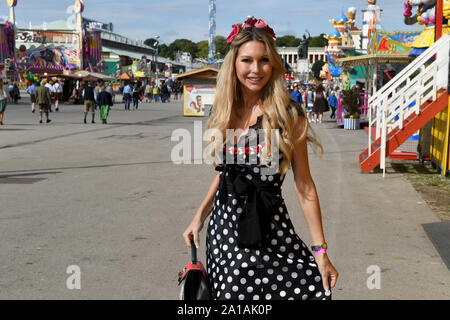 München, Deutschland. 25 Sep, 2019. 2019 Oktoberfest, die Moderatorin Sabine Piller stellt auf der Wiesn. Das größte Volksfest der Welt dauert bis zum 6. Oktober. Credit: Felix Hörhager/dpa/Alamy leben Nachrichten Stockfoto