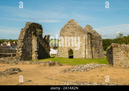 Die dramatischen Ruinen von St. Dogmael's Abbey, auf der bankks des Flusses Teifi in St. Dogmaels, Strickjacke, Wales. Im Jahre 1120 an der Stelle eines älteren pre-normannische Kirche, St. Dogmael seinen Status als ein religiöses Zentrum in umfangreichen Ruinen, die vier Jahrhunderte des monastischen Lebens gesehen werden können. Elemente der Kirche und Kreuzgang aus dem 12. Jahrhundert in Herkunft, während die hohen Westen und Norden Wände des Kirchenschiffs sind aus dem 13. Jahrhundert. Es gibt eine feine Nord Tor mit dem 14. Jahrhundert Dekoration und einem nördlichen Querschiff, in der Tudor Periode gebaut. Stockfoto