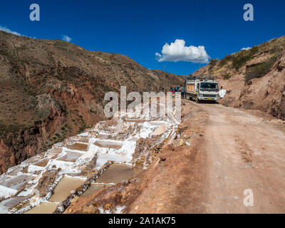 Maras, Peru - 20. Mai 2016: Salina de Maras, die traditionellen Inka Salz Feld in Maras in der Nähe von Cuzco im Heiligen Tal, Peru Stockfoto