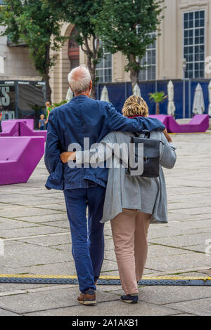 Paar mittleren Alters durch City Square - Wien, Österreich. Stockfoto