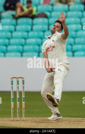 London, Großbritannien. 25. September 2019. Steven Mullaney Bowling für Nottinghamshire gegen Surrey an Tag drei des Specsavers County Championship Game am Oval. David Rowe/Alamy leben Nachrichten Stockfoto