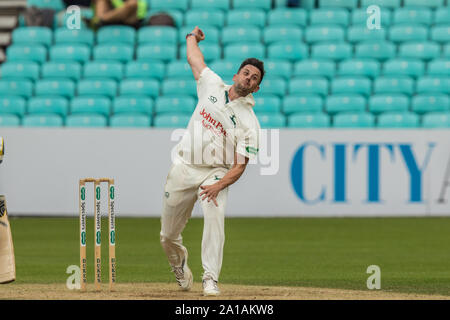 London, Großbritannien. 25. September 2019. Steven Mullaney Bowling für Nottinghamshire gegen Surrey an Tag drei des Specsavers County Championship Game am Oval. David Rowe/Alamy leben Nachrichten Stockfoto