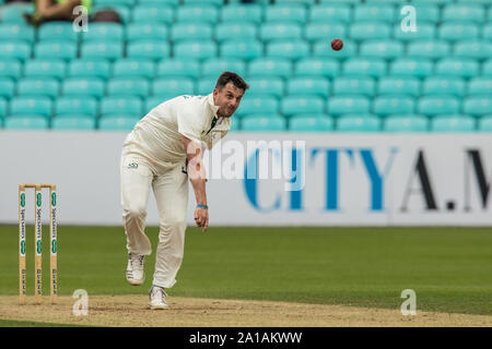 London, Großbritannien. 25. September 2019. Steven Mullaney Bowling für Nottinghamshire gegen Surrey an Tag drei des Specsavers County Championship Game am Oval. David Rowe/Alamy leben Nachrichten Stockfoto