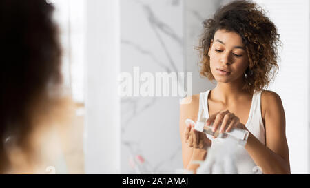 Mädchen mit Micellares Wasser Reinigung Haut im Badezimmer, Panorama Stockfoto