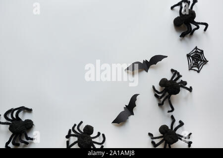 Halloween Grenze von Spinnen und bat auf grauem Hintergrund. Flach, Ansicht von oben. Kreative Halloween Tag Zusammensetzung. Stockfoto