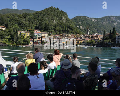 Fähre Taxi Touristen erwarten in Varenna in Italien berühmten und wunderschönen Comer see, Italien aussteigen Stockfoto