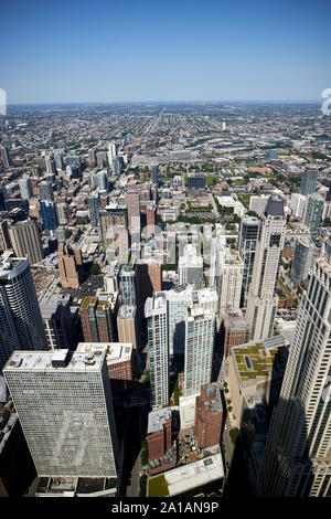 Blick über den Fluss nach Norden durch die Fenster des John Hancock Center Chicago Illinois Vereinigte Staaten von Amerika gesehen Stockfoto