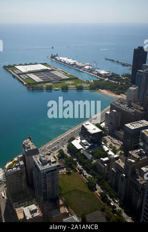 Der Laufstall hinter breakwall Jardine Kläranlage und Navy Pier durch die Fenster des John Hancock Center Chicago Illinois USA gesehen s Stockfoto