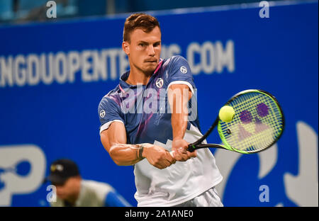 Marton Fucsovics von Ungarn erhält den Ball gegen Lloyd Harris von Südafrika in der ersten Runde der Herren Einzel an ATP 2019 in Chengdu Chengdu City, south-west China Provinz Sichuan, 24. September 2019. Stockfoto