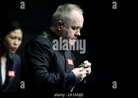 John Higgins von Schottland vertritt einen Schuß zu Li Hang von China an der zweiten Runde 2019 China Meisterschaft in der Stadt Guangzhou, Provinz Guangdong im Süden Chinas, 25. September 2019. John Higgins von Schottland besiegt Li Hang von China mit 5-3 an der zweiten Runde der Meisterschaft 2019 China in Guangzhou City, die südchinesische Provinz Guangdong, 25. September 2019. Stockfoto