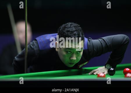 Li Hang von China hält einen Schuß zu John Higgins von Schottland an der zweiten Runde 2019 China Meisterschaft in der Stadt Guangzhou, Provinz Guangdong im Süden Chinas, 25. September 2019. John Higgins von Schottland besiegt Li Hang von China mit 5-3 an der zweiten Runde der Meisterschaft 2019 China in Guangzhou City, die südchinesische Provinz Guangdong, 25. September 2019. Stockfoto