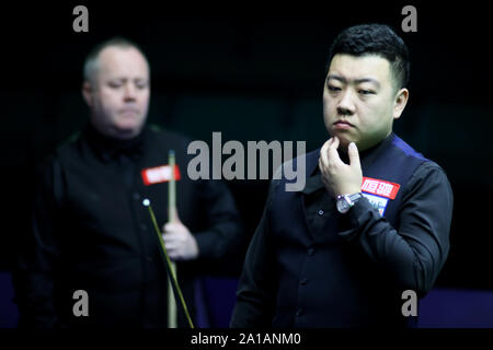 Li Hang von China hält einen Schuß zu John Higgins von Schottland an der zweiten Runde 2019 China Meisterschaft in der Stadt Guangzhou, Provinz Guangdong im Süden Chinas, 25. September 2019. John Higgins von Schottland besiegt Li Hang von China mit 5-3 an der zweiten Runde der Meisterschaft 2019 China in Guangzhou City, die südchinesische Provinz Guangdong, 25. September 2019. Stockfoto