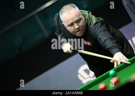 John Higgins von Schottland spielt einen Schuß zu Li Hang von China an der zweiten Runde der Meisterschaft 2019 China in Guangzhou City, die südchinesische Provinz Guangdong, 25. September 2019. John Higgins von Schottland besiegt Li Hang von China mit 5-3 an der zweiten Runde der Meisterschaft 2019 China in Guangzhou City, die südchinesische Provinz Guangdong, 25. September 2019. Stockfoto