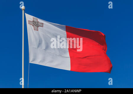 Malta Flagge weht in tiefblauen Himmel Hintergrund Stockfoto