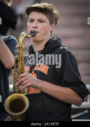 Lewis and Clark High School Band, die während eines Fußballspiels in Spokane, Washington, auftrat. Stockfoto