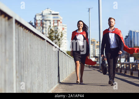 Geschäft Leute super Helden gehen vor dem Hintergrund der Stadt. Stockfoto