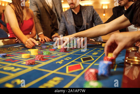 Eine Gruppe von Leuten, die Spieler spielen Glücksspiel Poker Roulette im Casino Stockfoto