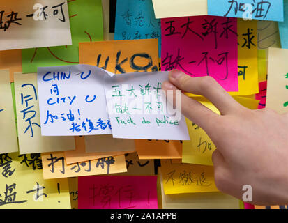 Pro Demokratie und anti Auslieferungsrecht Proteste, Parolen und Plakate auf Lennon Wände in Hongkong. Pic Lennon-mauer protest Noten an der City University in Hong Kong. Stockfoto