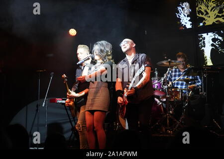 Die Rock Band Road Trip Amy Jo Doty, Daniel Jason Doty, und Christopher Joseph Szebeni spielte an der Schlacht auf Bago. Oshkosh, Wisconsin 22. Februar, 20. Stockfoto