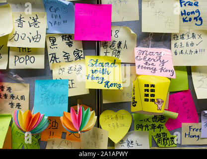 Pro Demokratie und anti Auslieferungsrecht Proteste, Parolen und Plakate auf Lennon Wände in Hongkong. Pic Lennon-mauer protest Noten an der City University in Hong Kong. Stockfoto