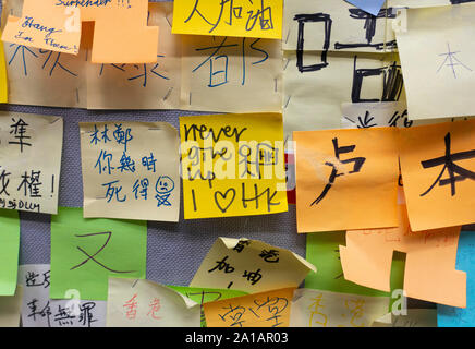 Pro Demokratie und anti Auslieferungsrecht Proteste, Parolen und Plakate auf Lennon Wände in Hongkong. Pic Lennon-mauer protest Noten an der City University in Hong Kong. Stockfoto