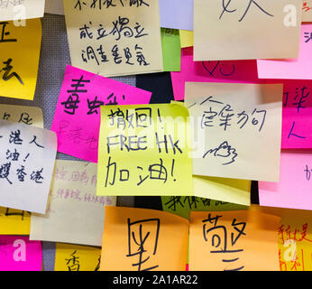 Pro Demokratie und anti Auslieferungsrecht Proteste, Parolen und Plakate auf Lennon Wände in Hongkong. Pic Lennon-mauer protest Noten an der City University in Hong Kong. Stockfoto