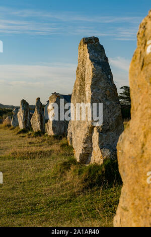 Anzeigen von prähistorischen monolith Stein Ausrichtungen in der Bretagne im warmen Morgenlicht mit der Sonne hell leuchtendes Stockfoto