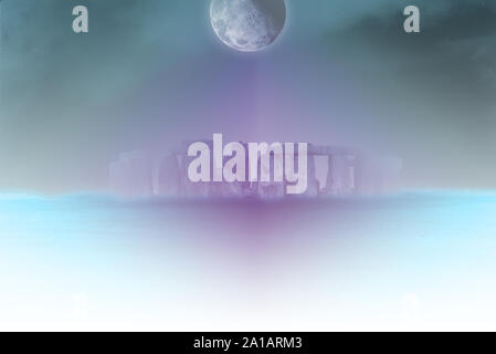 Surreale Landschaft. Stonehenge im Nebel. Vollmond in den roten Himmel Stockfoto