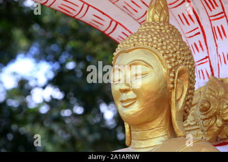 Du bouddha Samedi. Wat Si Sou Mang Karam. Vieng Vang. Laos. /Buddha Samstag. Wat Si Sou Mang Karam Tempel. Vieng Vang. Laos. Stockfoto