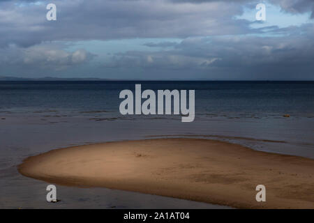 Sonnige Sandbank auf Arran Stockfoto