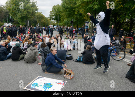 Deutschland, Hamburg City, Straßen blockieren für das Klima und die polizeilichen Maßnahmen nach Freitag für zukünftige Rally, Clown Demonstrant in Pandabär Kostüm macht Spaß für Polizei und Beobachter Stockfoto