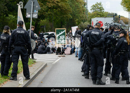 Deutschland, Hamburg City, Straßen blockieren für das Klima und die polizeilichen Maßnahmen nach Freitag für zukünftige rally/Deutschland, Hamburg, Sitzblockaden und Polizeieinsatz / Demo der Freitags - für die Zukunft / Alle fürs Klima 20.9.2019 Stockfoto