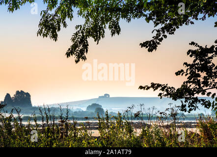Der Blick Richtung Liddington Hill in der Nähe von Swindon, Wiltshire auf einem frühen Herbst Sonnenaufgang. Stockfoto