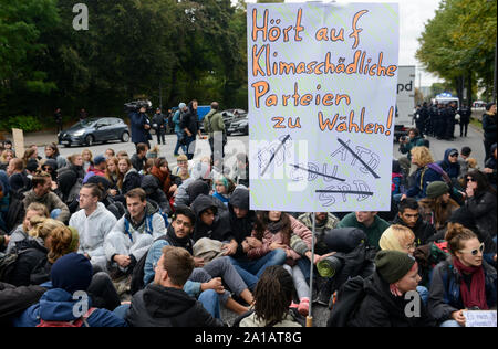 Deutschland, Hamburg City, Straßen blockieren für das Klima nach Freitag für zukünftige rally/, Banner sagt: stop Abstimmung klimaschädliche Parteien wie CDU SPD FDP AFD, Deutsche Parteien Stockfoto