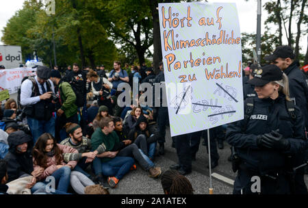 Deutschland, Hamburg City, Straßen blockieren für das Klima nach Freitag für zukünftige rally/, Banner sagt: stop Abstimmung klimaschädliche Parteien wie CDU SPD FDP AFD, Deutsche Parteien Stockfoto