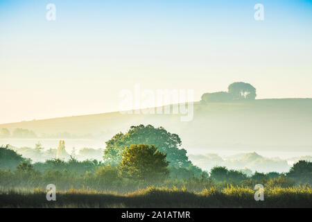 Der Blick Richtung Liddington Hill in der Nähe von Swindon, Wiltshire auf einem frühen Herbst Sonnenaufgang. Stockfoto