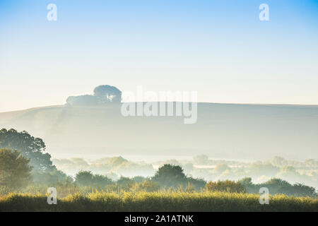 Der Blick Richtung Liddington Hill in der Nähe von Swindon, Wiltshire auf einem frühen Herbst Sonnenaufgang. Stockfoto