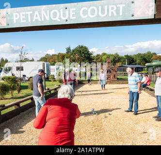 Henlow, Bedfordshire, Großbritannien, 25. September 2019. Holländische Besucher auf einer Wohnmobil-Rallye auf dem Campingplatz Henlow Bridge Lakes genießen das sehr warme Wetter mit einem Spiel Petanque. Stockfoto
