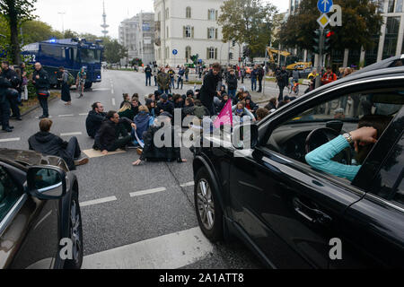 Deutschland, Hamburg City, Straßen blockieren für das Klima nach Freitag für zukünftige rally/Deutschland, Hamburg, Sitzblockaden und Polizeieinsatz / Demo der Freitags - für die Zukunft / Alle fürs Klima 20.9.2019 Stockfoto